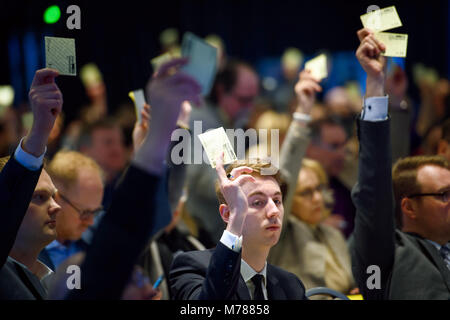 09 mars 2018, Allemagne, Berlin : membres de la démocrate (FDP), via un vote à main levée sur l'ordre du jour de la 84e conférence de l'État partie de la FDP de Berlin. Photo : Gregor Fischer/dpa Banque D'Images