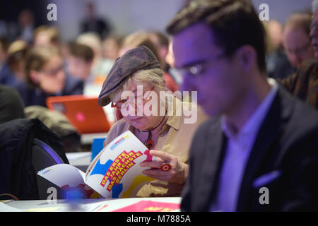 09 mars 2018, Allemagne, Berlin : un délégué la lecture d'un rapport par le conseil à la 84e conférence de l'État partie de la démocrate (FDP), Berlin. Photo : Gregor Fischer/dpa Banque D'Images