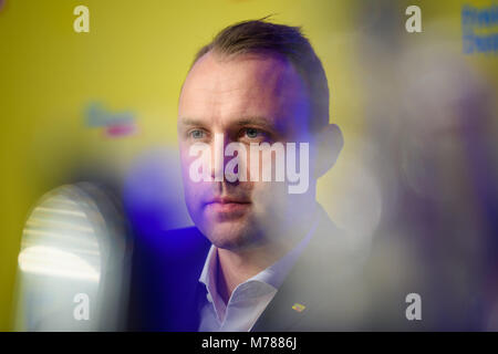 09 mars 2018, Allemagne, Berlin : Sebastian S. J. Czaja, whip du parti à la Chambre des représentants de l'administration fédérale démocrate (FDP) de Berlin, assis sur scène lors de la 84e conférence de l'État partie de la FDP de Berlin. Photo : Gregor Fischer/dpa Banque D'Images