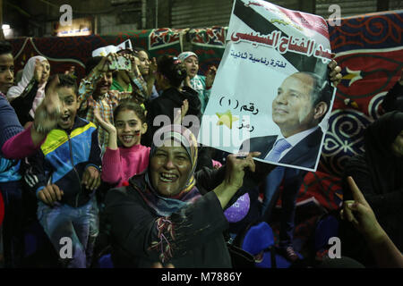 Le Caire, Égypte. 09Th Mar, 2018. Les gens prennent part à une réunion électorale à soutenir le président égyptien Abdelfattah al-Sisi près de palais Abdeen au Caire, Égypte, 09 mars 2018. Al-Sisi est en cours d'exécution pour un second mandat contre le chef du Parti El Ghad Mostafa Moussa Moussa, à l'élection présidentielle, qui se tiendra entre le 26 et 28 mars 2018. Credit : Mohamed El Raai/dpa/Alamy Live News Banque D'Images