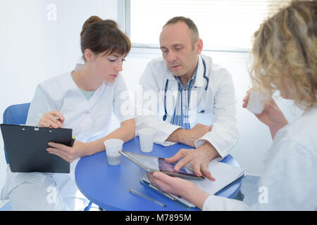 Le personnel médical de l'hôpital moderne en pleine discussion dans canteen Banque D'Images