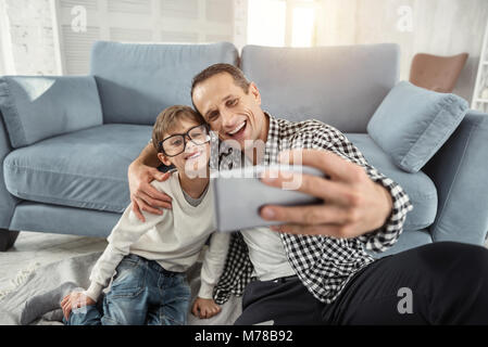 Heureux garçon et son père à prendre des photos Banque D'Images