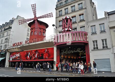 PARIS - 05/05/2016 : Le Moulin Rouge à Paris, France. Moulin Rouge est un cabaret construit en 1889, la localisation dans Paris red-light district de Pi Banque D'Images