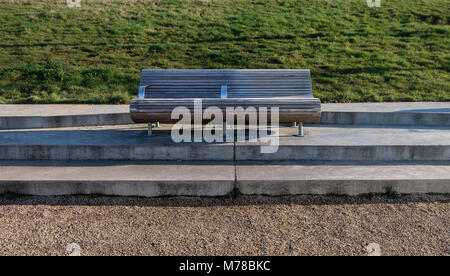 Banc Moderne dans le parc avec l'espace, près de l'arrière-plan et le chemin d'herbe, sentiment de solitude et de calme, paisible Banque D'Images