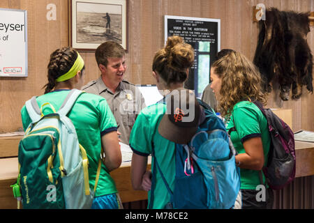 Brice Rangers répond aux questions à Grant Village Centre d'accueil. Banque D'Images