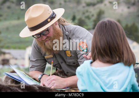 La signature d'un livret jeunes rangers, Mammoth Hot Springs. Banque D'Images