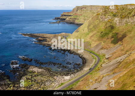 Le Giant's Causeway, colonnes de basalte d'une ancienne éruption volcanique dans le comté d'Antrim, sur la côte nord de l'Irlande du Nord, près de la ville de B Banque D'Images