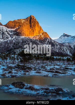 Lumière du matin sur la montagne de Strandåtinden Banque D'Images