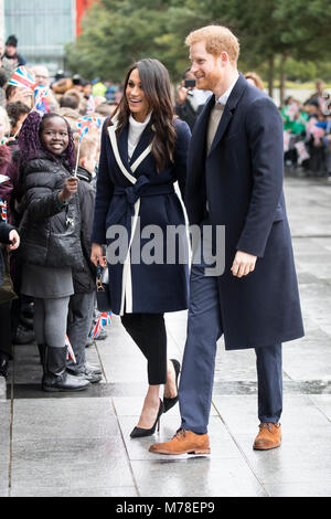 8 mars 2018 Birmingham UK Britain's Prince Harry et Meghan Markle rencontrez les foules à Birmingham, lors d'une promenade. Banque D'Images