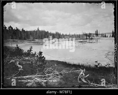 West Thumb. 5-6 août 1871, no 276. Un groupe de bassins de sources chaudes dans le même voisinage. Leur grande beauté se trouve presque entièrement dans la couleur exquise qu'ils possèdent, et dont la plume peut transmettre toute idée adéquate. Banque D'Images