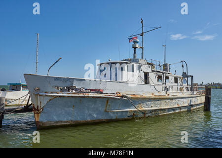 L'ancien dragueur de résilience amarré jusqu'à Rockport Marina, son écaillage de la peinture et de la rouille une indication de l'âge du navire et son usage intensif. Banque D'Images