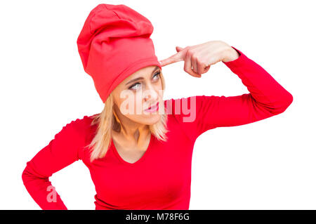 Habillé en femme rouge avec des armes à feu signe main doigt contre sa tempe isolé sur fond blanc Banque D'Images