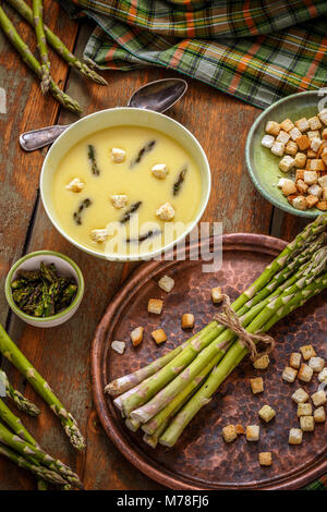 Soupe crème d'asperges faites maison avec croûtons croustillants Banque D'Images