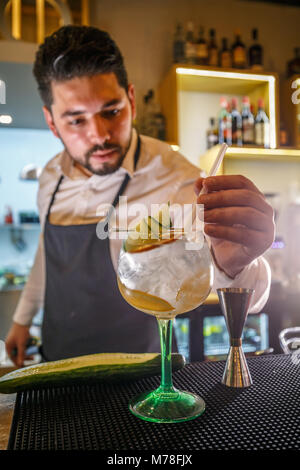 Barman est expert avec le concombre cocktail de décoration Banque D'Images