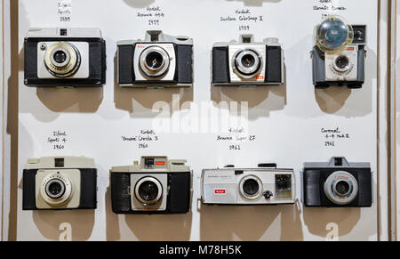 Londres, UK - Mar 6, 2018 : Vintage caméras film alignés sur le mur dans l'ordre chronologique à partir de 1959 à 1961 montrant l'évolution technologique Banque D'Images