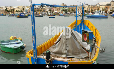 Village de pêcheurs de Marsaxlokk, Malte avec bateaux peints de couleurs vives Banque D'Images