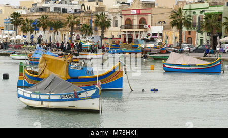 Village de pêcheurs de Marsaxlokk, Malte avec bateaux peints de couleurs vives Banque D'Images