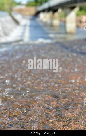 L'eau cascade sur Aplins weir après les tempêtes et les fortes pluies, Aplins weir, Townsville, Queensland, Australie Banque D'Images
