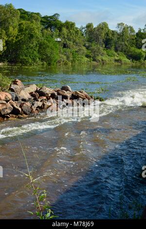 L'eau cascade sur Aplins weir après les tempêtes et les fortes pluies, Aplins weir, Townsville, Queensland, Australie Banque D'Images