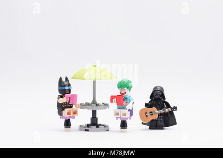 Lego Batman joker et un verre avec Dark Vador à jouer de la guitare. isolé sur fond blanc. Banque D'Images