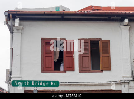 Volets de fenêtre de l'étage supérieur d'un magasin traditionnel sur North Bridge Road, à Singapour. Banque D'Images