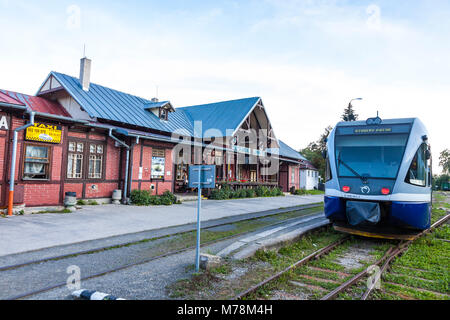 Tatra Electric Railways (zinc-TER) (aussi connu sous le nom de "tramway Tatra') arrive à Tatranska Lomnica station en Hautes Tatras, Slovaquie Banque D'Images