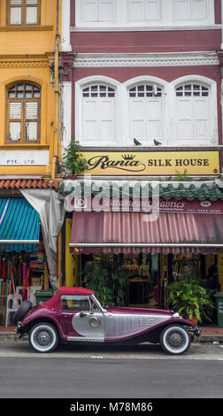 Un rouge bourgogne Panther Kallista stationnée sur la rue Arabe, Singapour, de Rochor. Banque D'Images