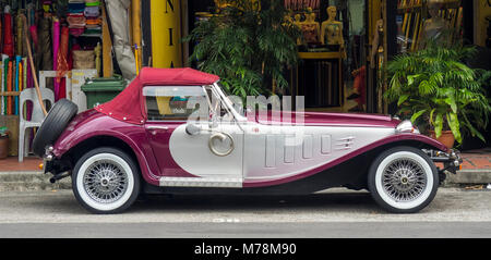 Un rouge bourgogne Panther Kallista stationnée sur la rue Arabe, Singapour, de Rochor. Banque D'Images