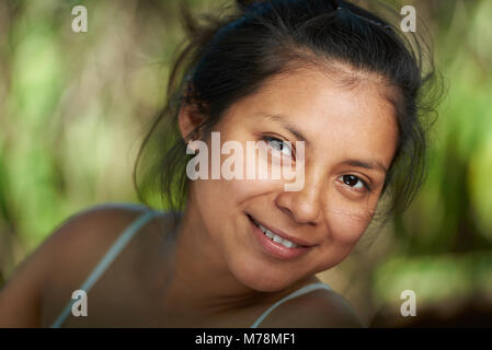 Portrait of Hispanic woman sans maquillage sur fond naturel Banque D'Images