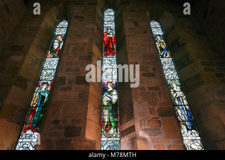 Vue de l'intérieur à la foi vers l'espérance et la Charité de vitraux de St Andrew's Parish Church, Bridgwater Banque D'Images