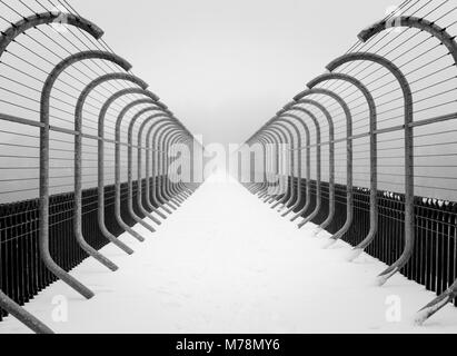 Comme le tunnel en perspective des obstacles sur le pont de Misty paysage d'hiver neige scène minimaliste Banque D'Images