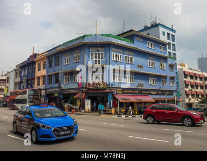 Paysage de rue et le trafic sur Geylang Road, Geylang, Singapour. Banque D'Images