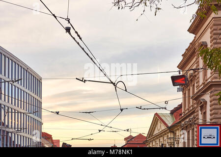 Les lignes électriques pour tramways et trolleybus de la ville entre les bâtiments Banque D'Images