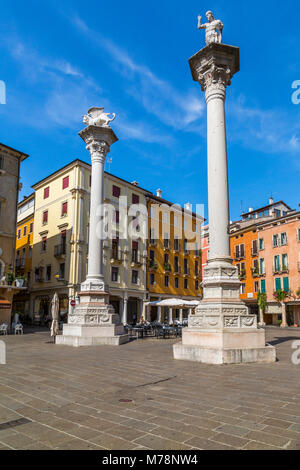 Deux colonnes de la Piazza dei Signori, l'un portant le Lion de Venise, l'autre avec Saint Théodore, Vicenza, Vénétie, Italie, Europe Banque D'Images