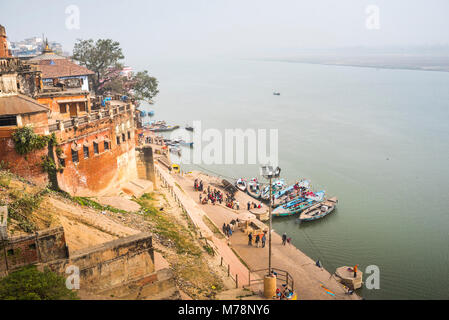 Rives du Gange à Varanasi, Uttar Pradesh, Inde, Asie Banque D'Images