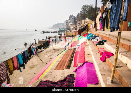 Séchage lavage ghats sur à côté du Gange, Varanasi, Uttar Pradesh, Inde, Asie Banque D'Images