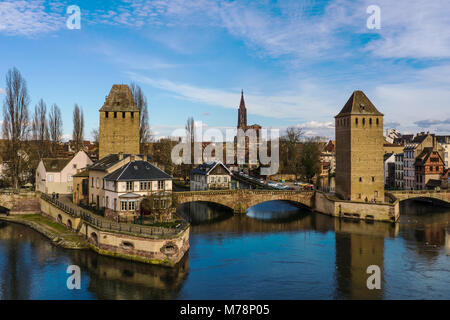 Rues de la région de Strasbourg depuis les ponts couverts avec sa cathédrale médiévale dans l'arrière-plan, la France. Banque D'Images