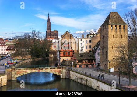 Rues de la région de Strasbourg depuis les ponts couverts avec sa cathédrale médiévale dans l'arrière-plan, la France. Banque D'Images