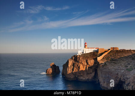 Phare de Cabo de Sao Vicente au lever du soleil, Sagres, Algarve, Portugal, Europe Banque D'Images