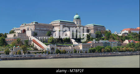 Vue sur le Danube pour le Palais Royal, le château de Buda, l'UNESCO World Heritage Site, Budapest, Hongrie, Europe Banque D'Images