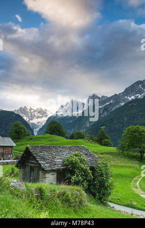 Le village alpin de Soglio, à l'aube de la vallée de Bregaglia Maloja, région, canton de Grisons (Grisons), Suisse, Europe Banque D'Images