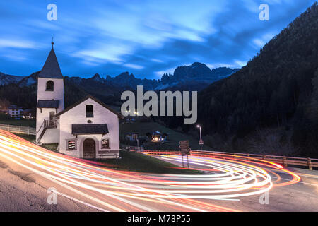 Lumières de voiture sentiers autour de l'église de San Cipriano, Pneus Vallée, Dolomites, Tyrol du Sud, la province de Bolzano, Italie, Europe Banque D'Images