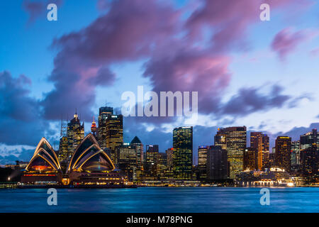 Les toits de la ville et du port de Sydney, y compris l'Opéra au crépuscule, Sydney, Nouvelle-Galles du Sud, Australie, Pacifique Banque D'Images