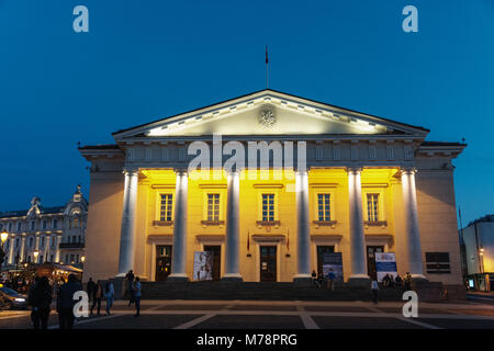 Courts de l'Hôtel de ville néo-classique, Vieille Ville, site du patrimoine mondial de l'UNESCO, Vilnius, Lituanie, Europe Banque D'Images