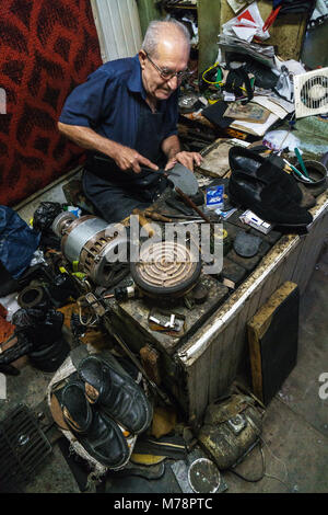 Réparateur de chaussures arménienne au travail dans son atelier sur la rue Jérusalem, Vieille Ville, Tbilissi, Géorgie, Asie centrale, Asie Banque D'Images