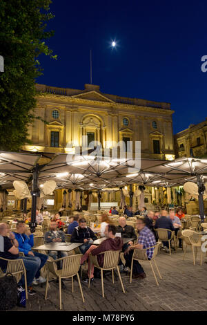 Restaurants en plein air du temps nuit Piazza Regina à La Valette, capitale européenne de la Culture 2018, Malte, Méditerranée, Europe Banque D'Images