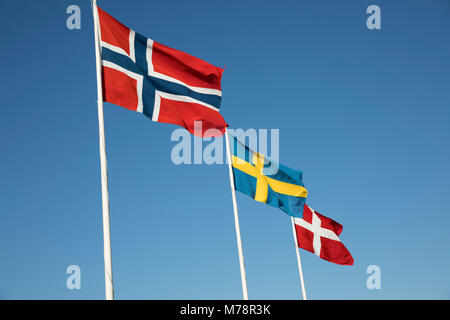 Les drapeaux des pays scandinaves contre ciel bleu, Hornbæk, le Kattegat, la Nouvelle-Zélande, le Danemark, la Scandinavie, l'Europe Banque D'Images