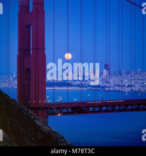 Moonrise, Golden Gate Bridge, San Francisco, Californie Banque D'Images