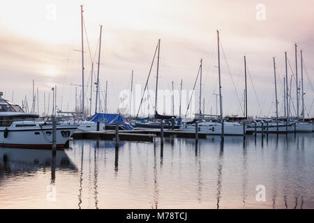 Yachts en soirée. Muiderzand marina, Amsterdam, Pays-Bas Banque D'Images