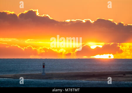 Lever du soleil sur le phare de Banya (loin de la banya), Delta de l'Ebre, en Catalogne, Espagne Banque D'Images